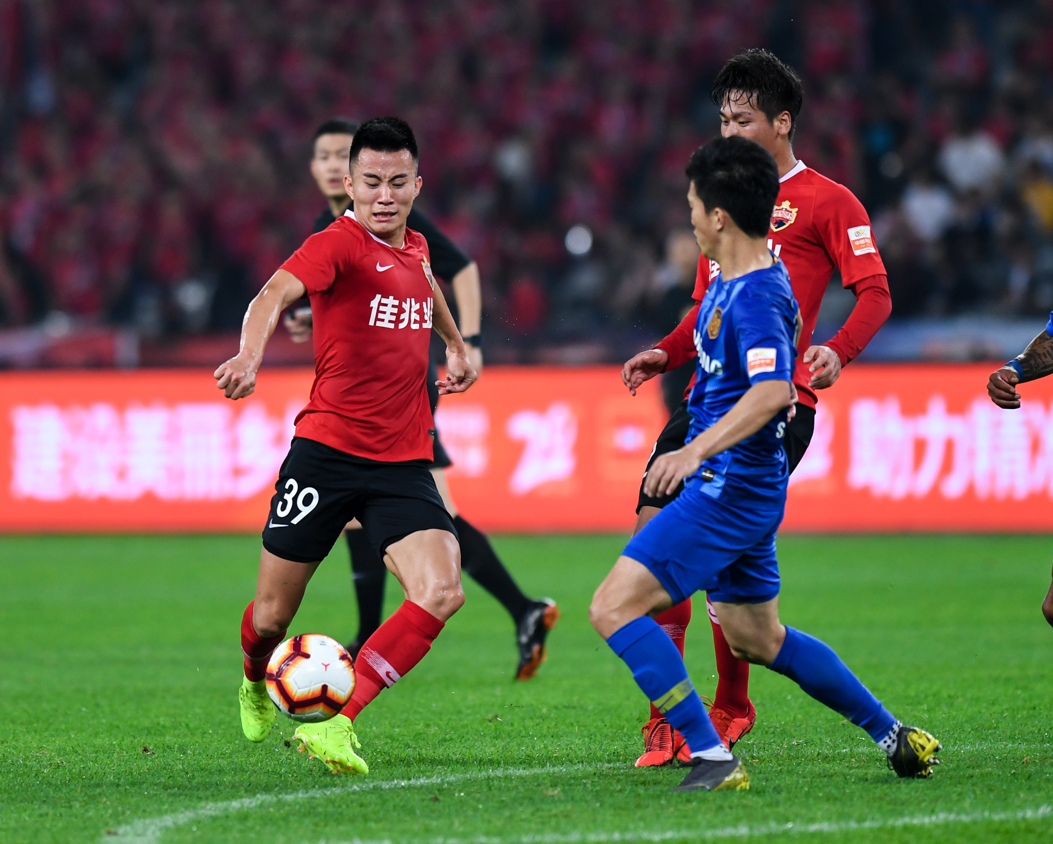 体育竞猜-集结日深圳男篮备战中超，门线救险细节曝光，更衣室稳定，赛季目标并未改变(鲁能新加盟外援最新消息)